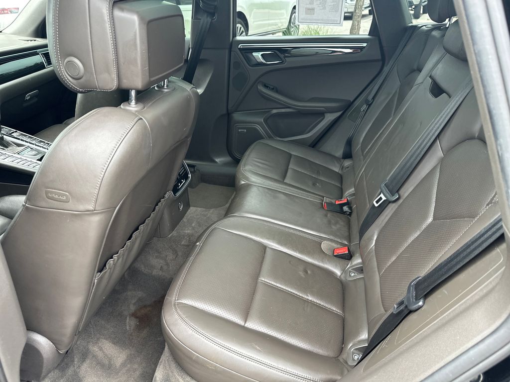Used 2018  Porsche Base image 33