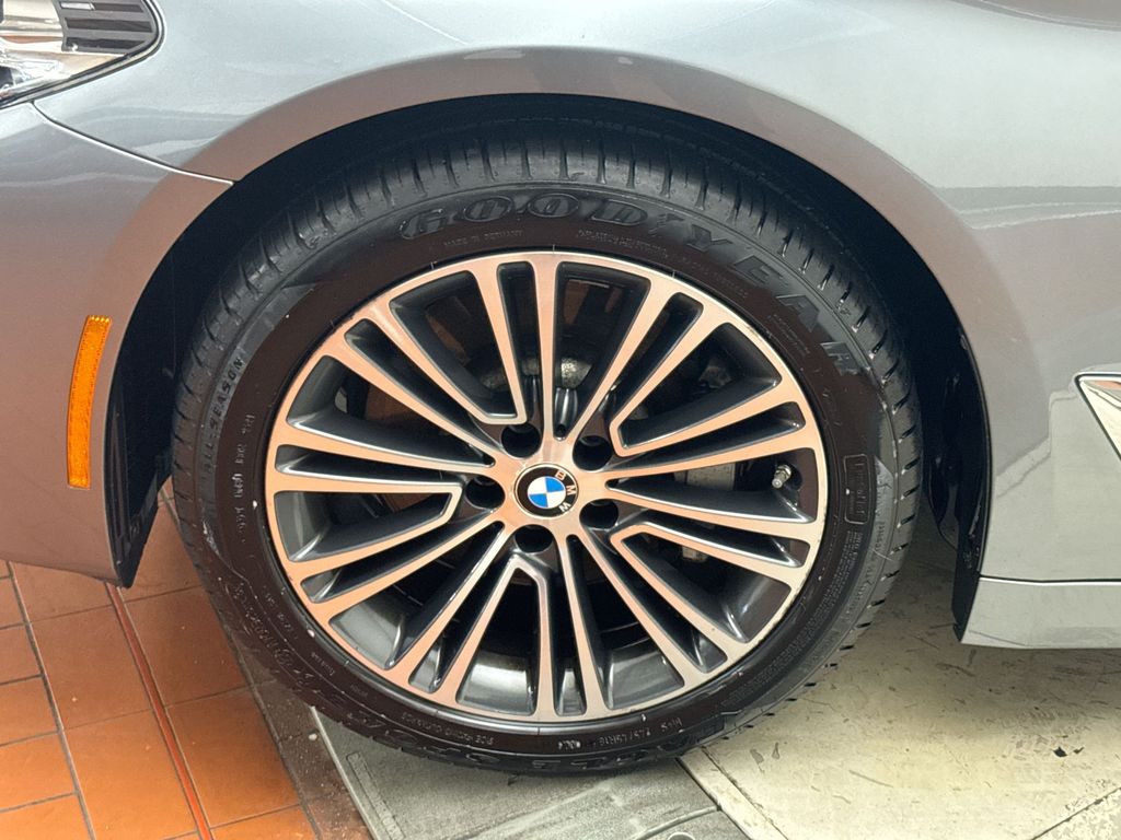 2018 BMW 5 Series 530i xDrive 10