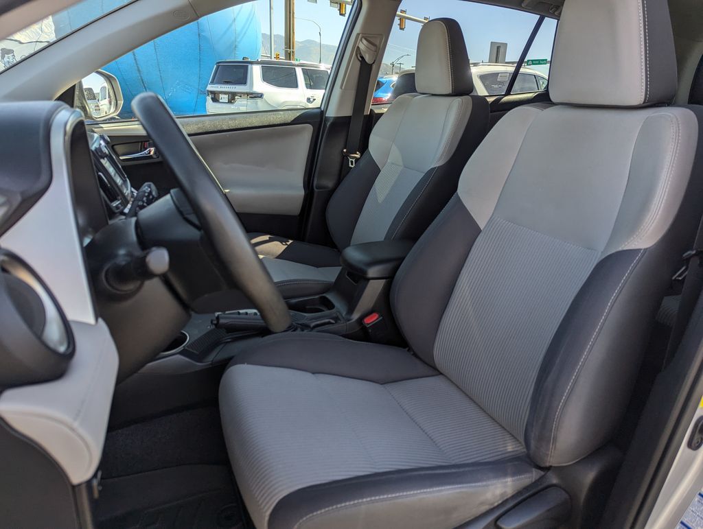 2015 Toyota RAV4 XLE 29