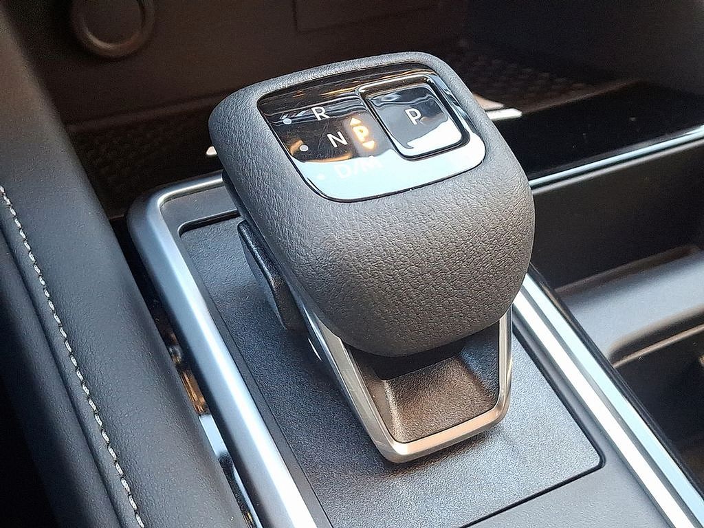 2025 Nissan Pathfinder SV 9