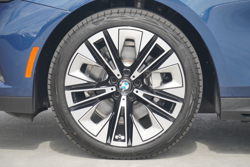 Thumbnail: 2025 BMW 5 Series - 5