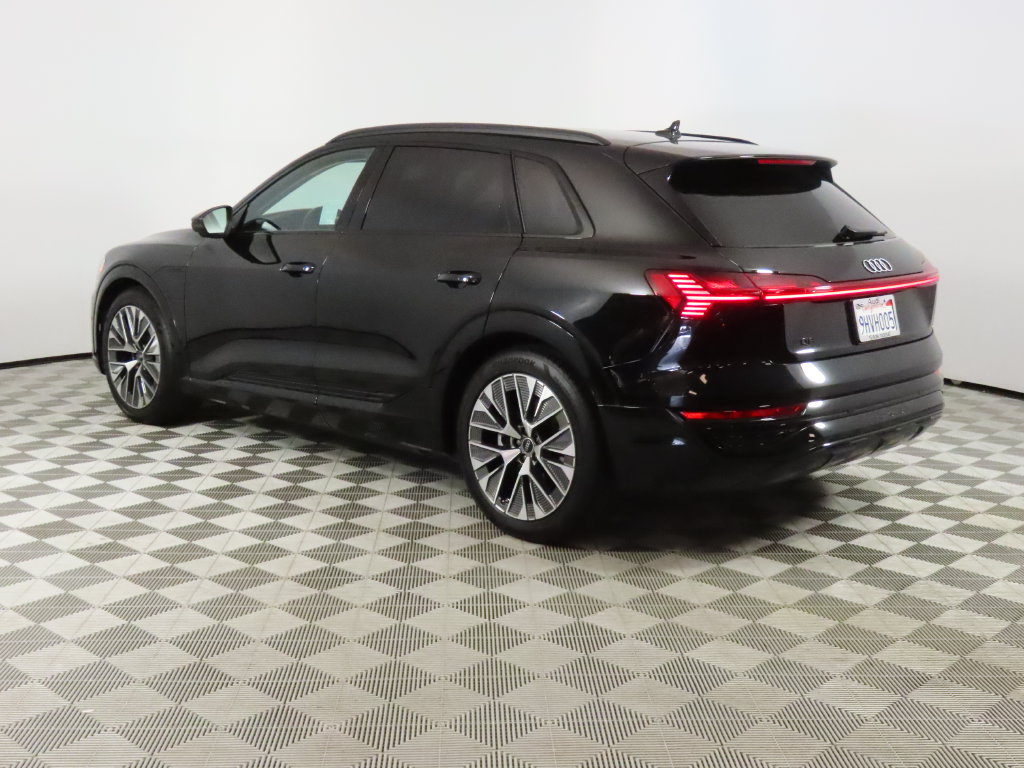 Thumbnail: 2024 Audi Q8 e-tron - 3
