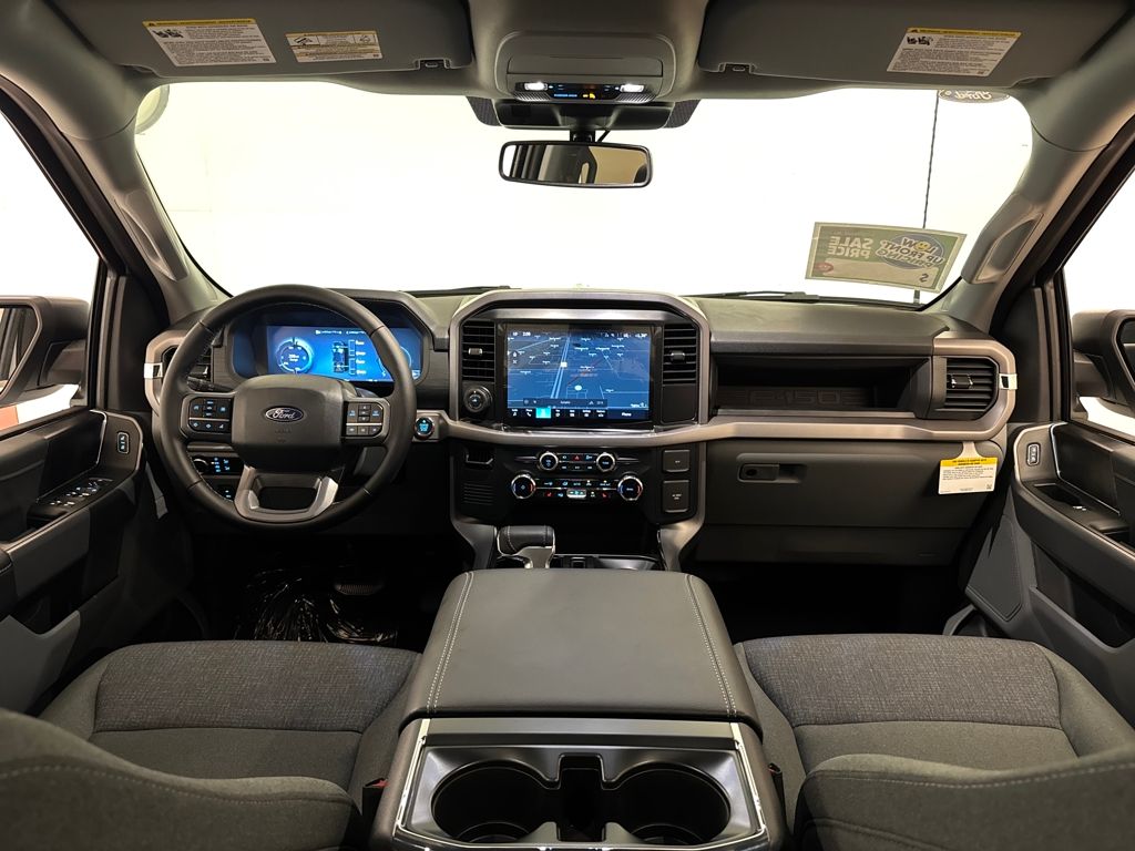 2025 Ford F-150 Lightning XLT photo 4