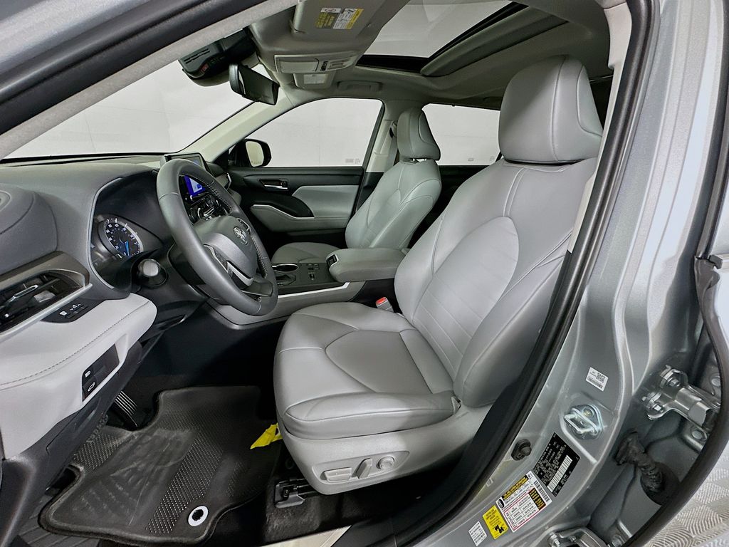 Thumbnail: 2024 Toyota Highlander - 21
