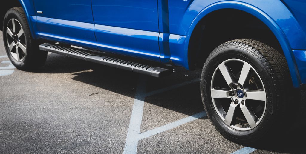 View vehicle photo 7