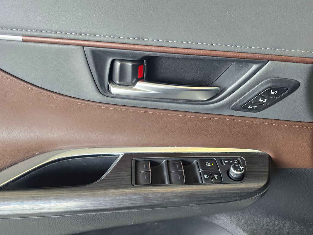 Thumbnail: 2021 Toyota Venza - 8