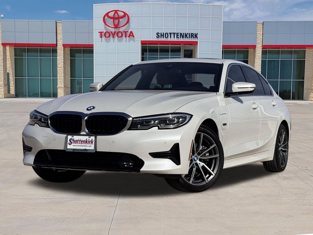 2022 BMW 3 Series 330e Sedan's photo