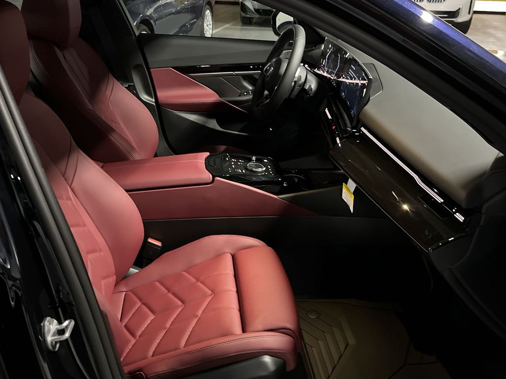 Thumbnail: 2025 BMW 5 Series - 25