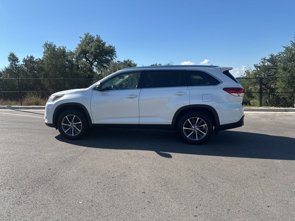 Used Car 2019 Toyota Highlander  Xle For Sale Under $25,000 In Austin, Texas