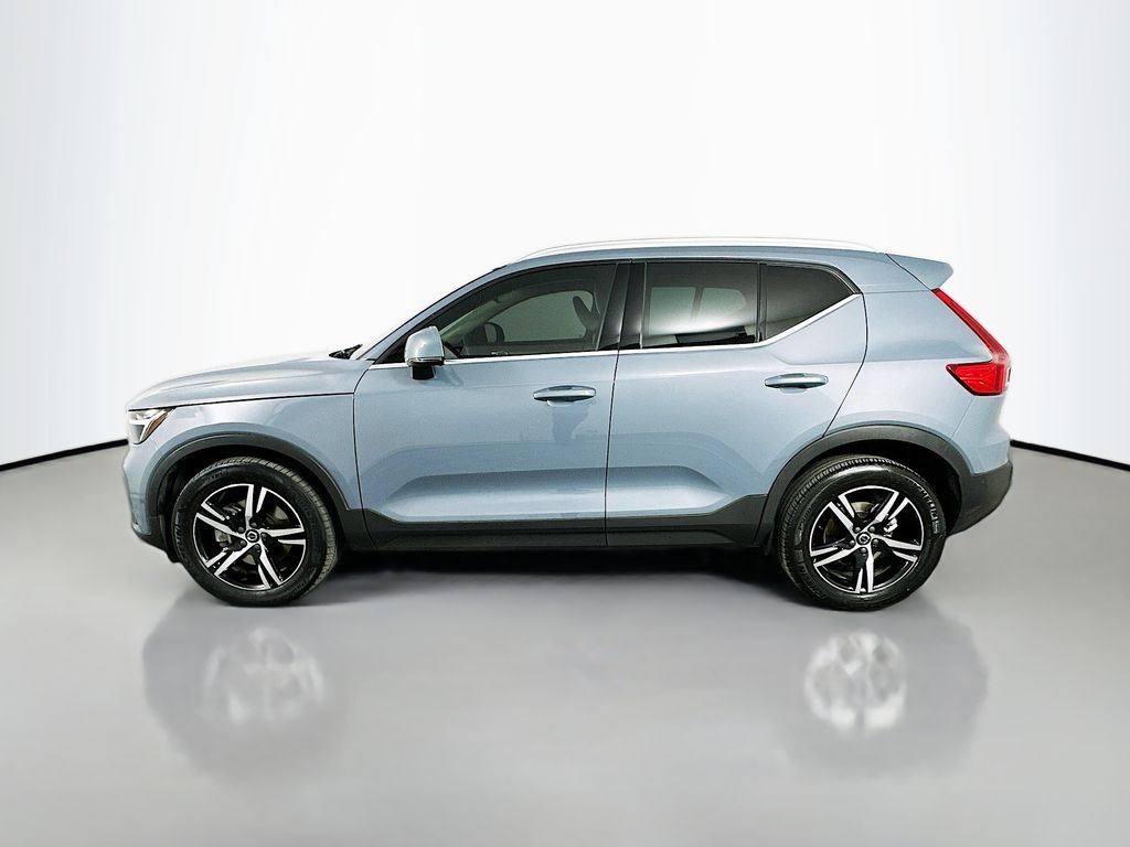 Thumbnail: 2023 Volvo XC40 - 8