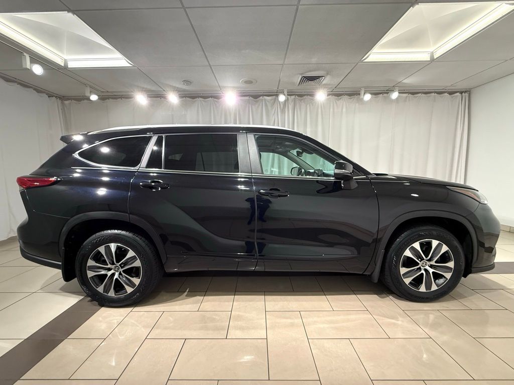 Thumbnail: 2023 Toyota Highlander - 6