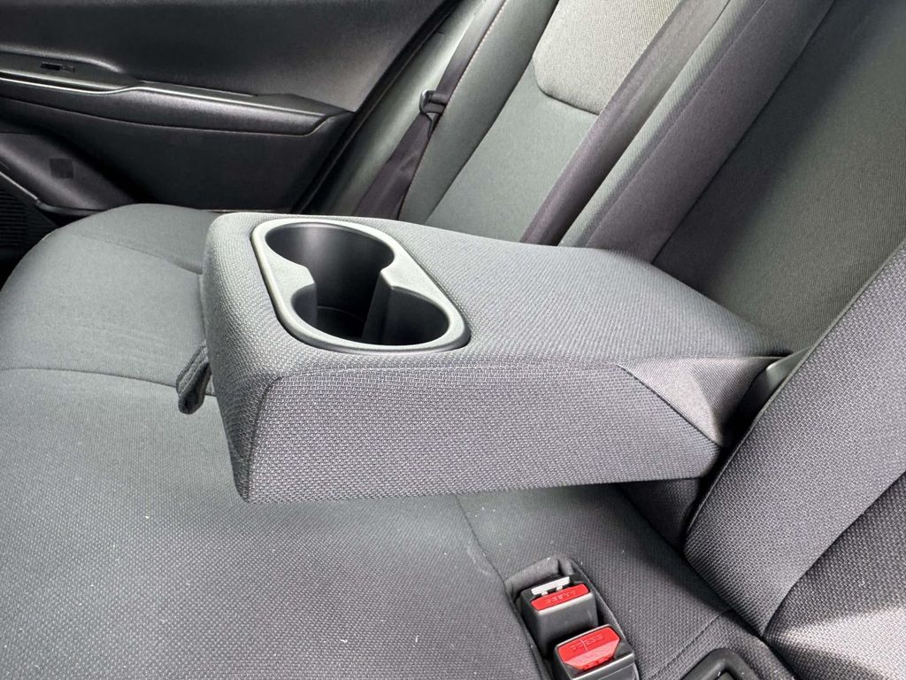 2025 Toyota Prius SE - Photo 18