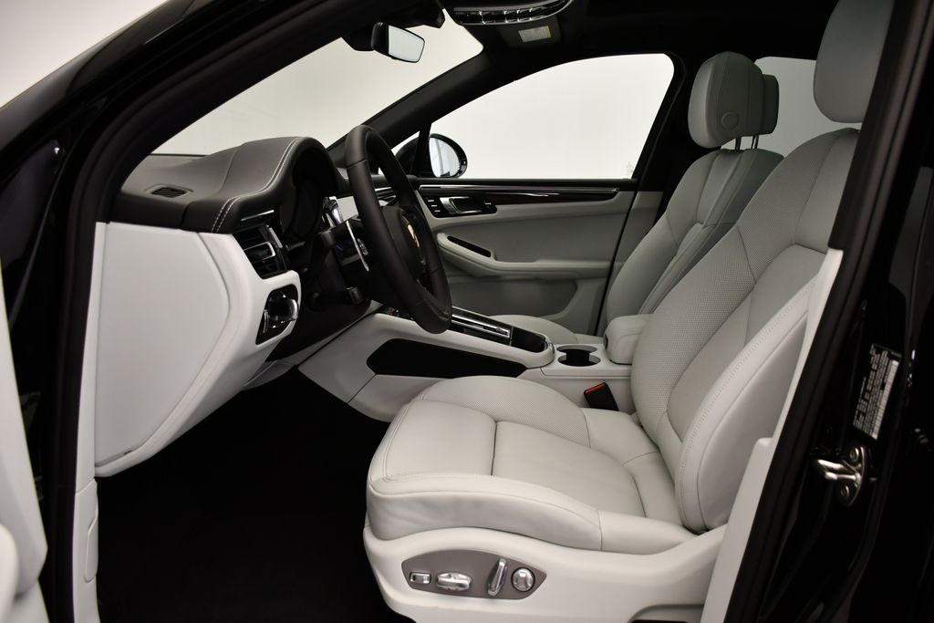 Thumbnail: 2026 Porsche Macan - 5