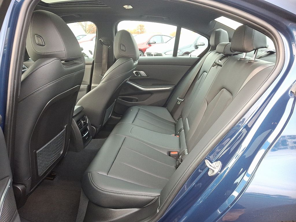 Thumbnail: 2023 BMW 3 Series - 10