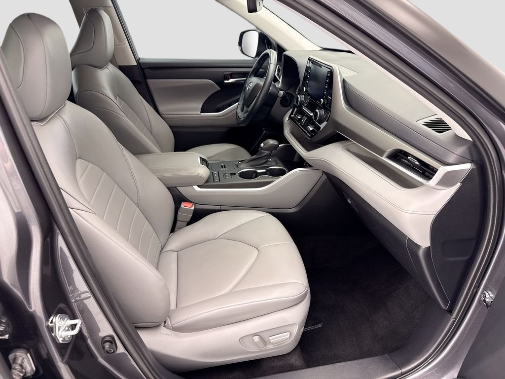 Thumbnail: 2022 Toyota Highlander - 19