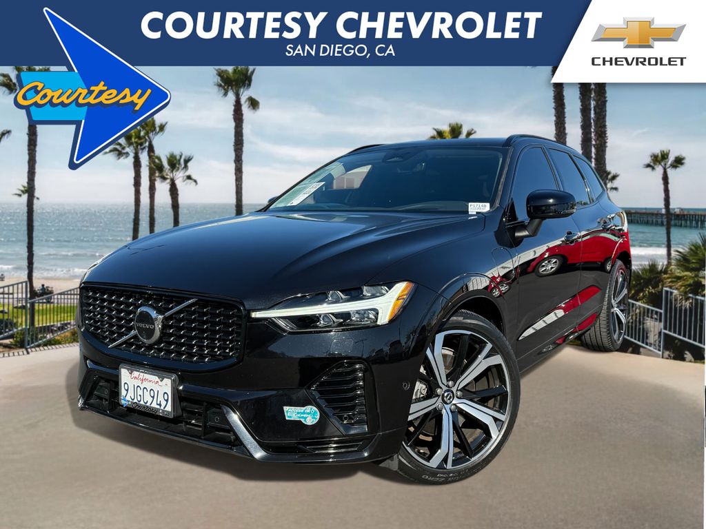 2023 Volvo XC60 Recharge T8 Ultimate Dark Theme eAWD