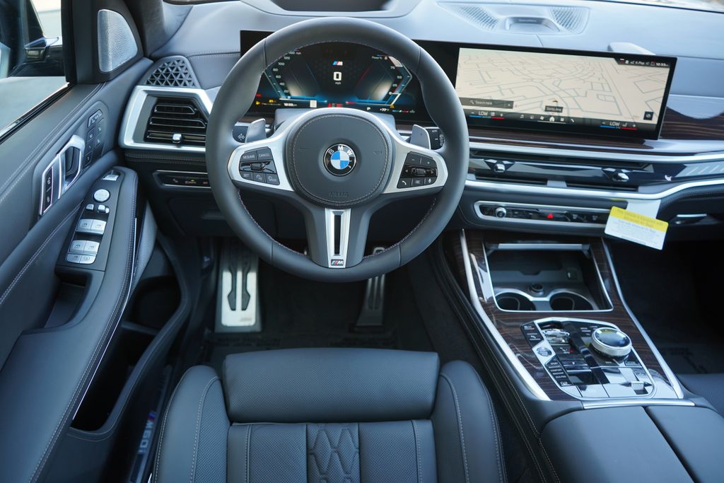 2025 BMW X7 M60i 16