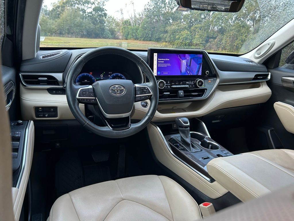 Thumbnail: 2023 Toyota Highlander - 11