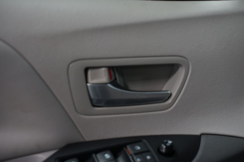 Thumbnail: 2017 Toyota Sienna - 28