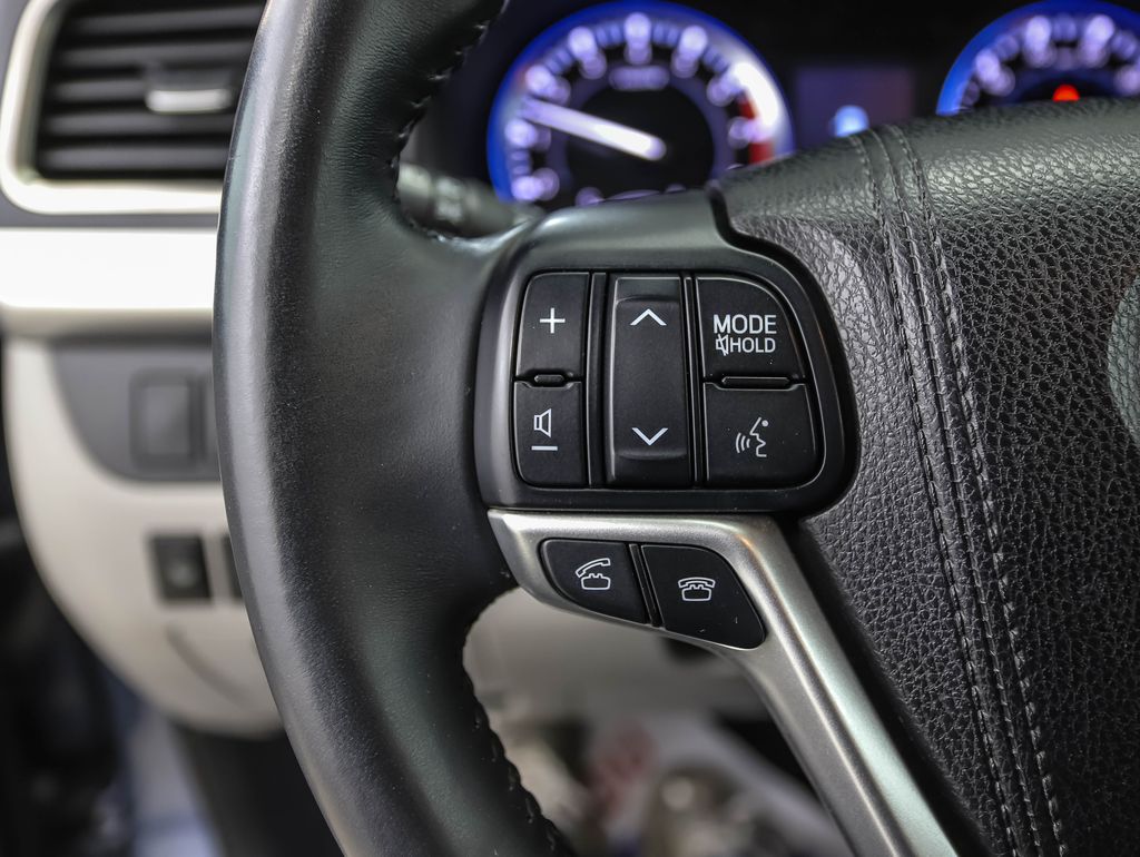 Thumbnail: 2016 Toyota Highlander - 12