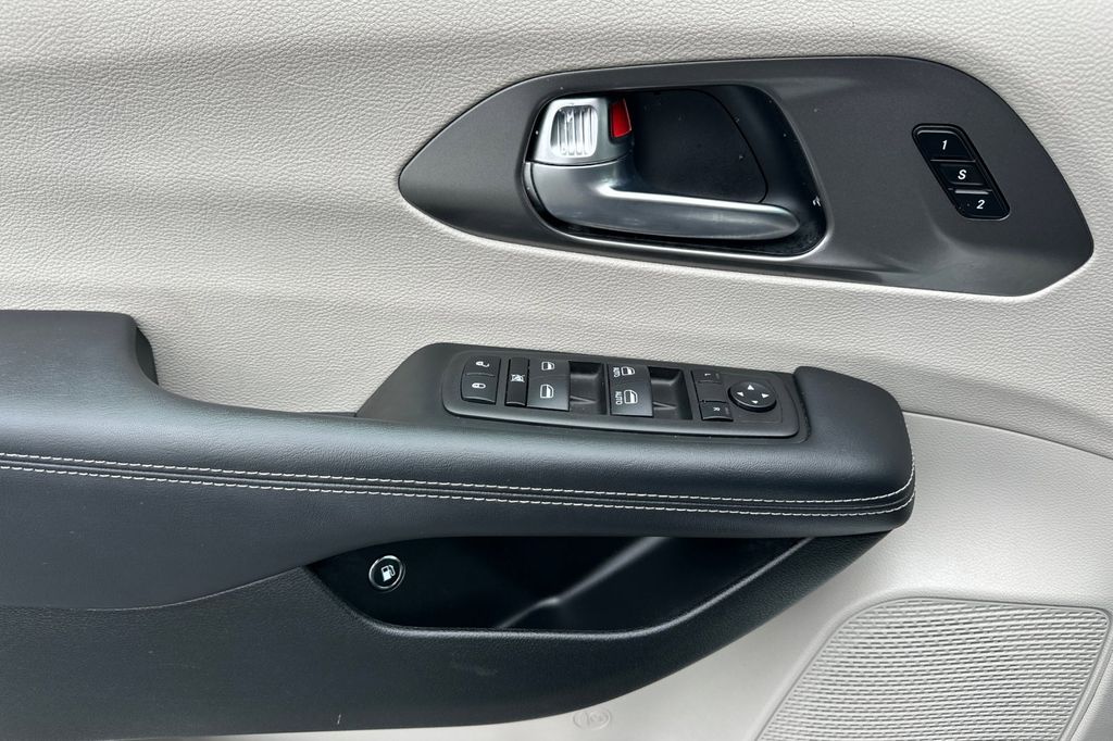 2023 Chrysler Pacifica Hybrid Touring L photo
