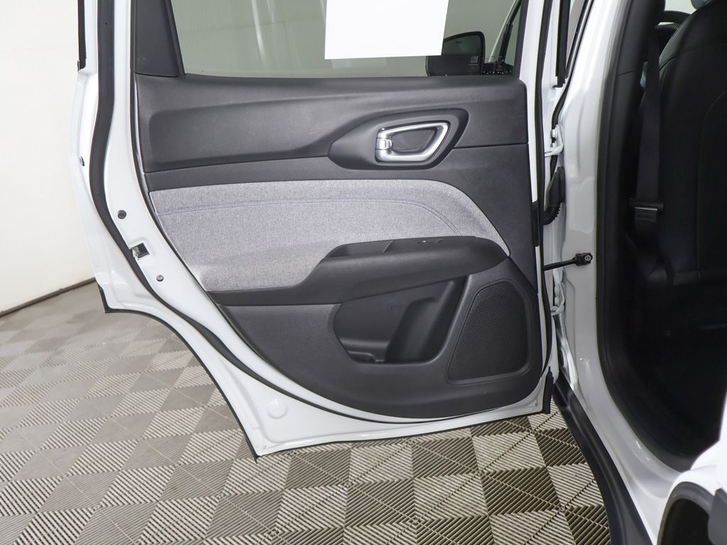 Used 2025 White Jeep Latitude image 24