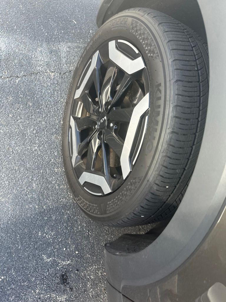 Used 2024 Green Kia S image 4