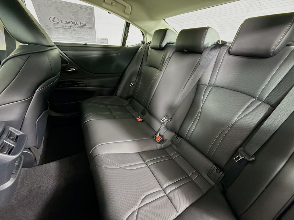 2025 Lexus ES  17