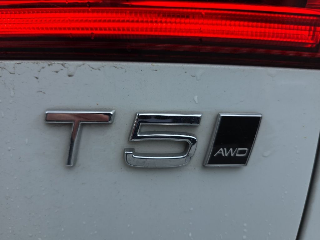 Used 2019 White Volvo T5 Momentum image 24