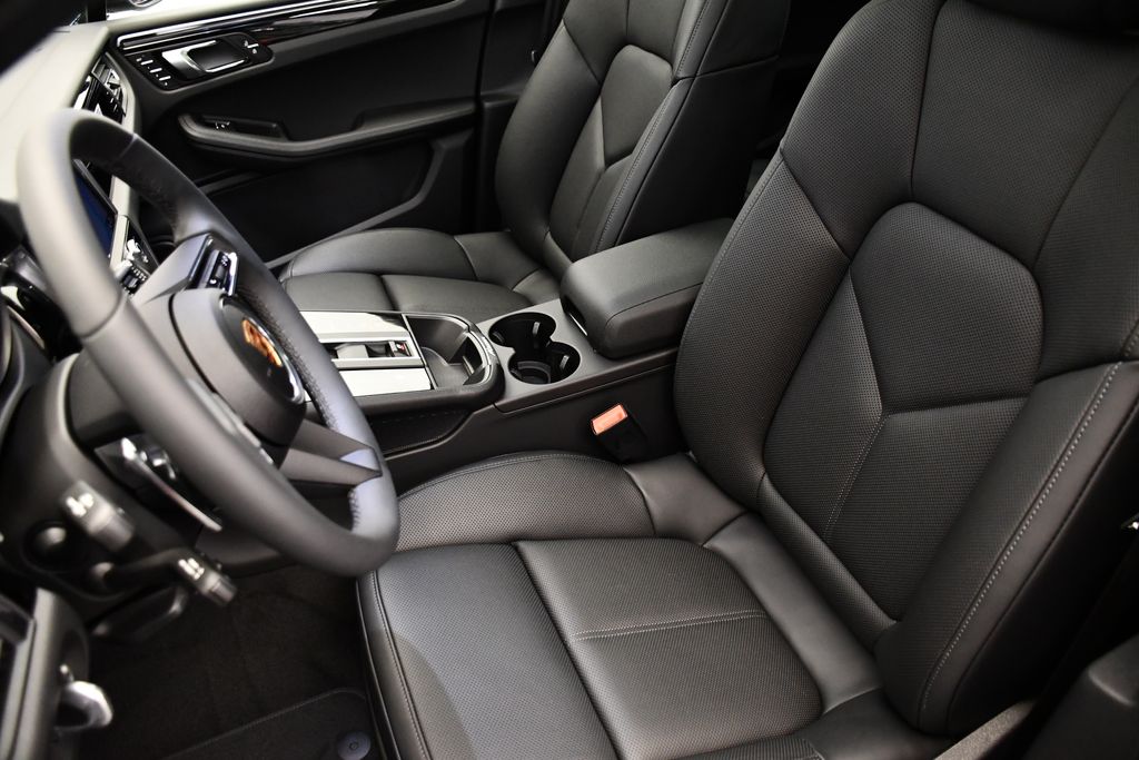 Thumbnail: 2025 Porsche Macan - 5