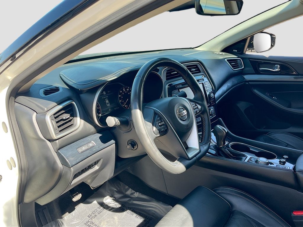 Used 2023 White Nissan Platinum image 9