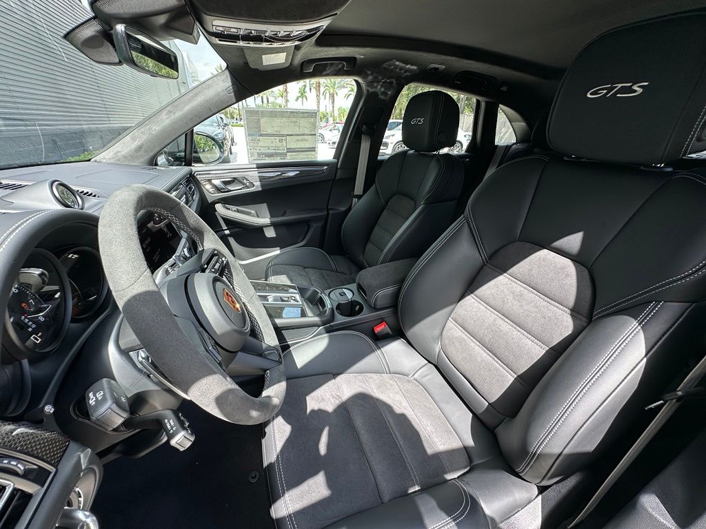 Thumbnail: 2026 Porsche Macan - 5