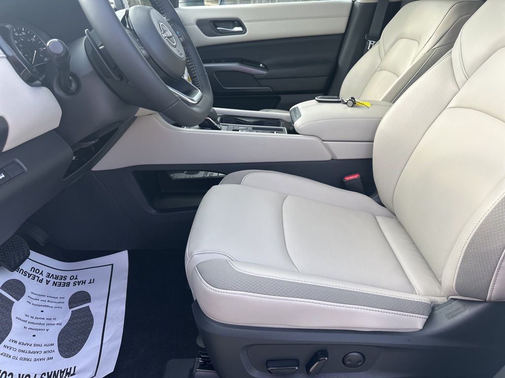 2025 Everest White Pearl Tricoat Nissan Pathfinder SL FWD SUV