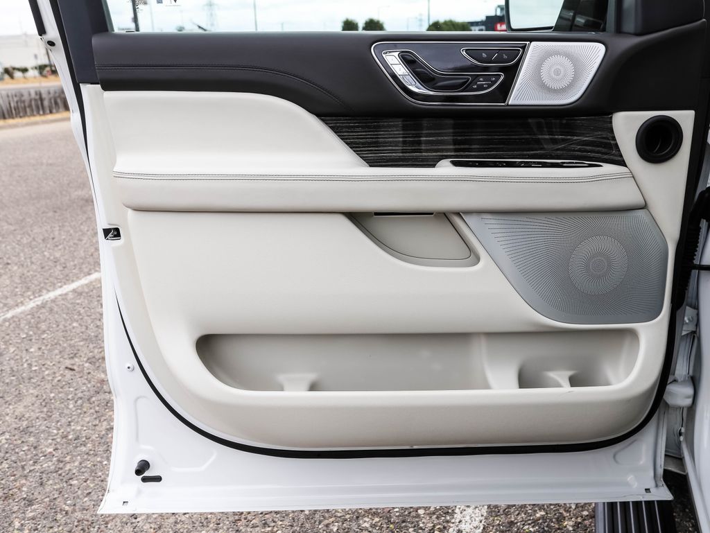 Thumbnail: 2022 Lincoln Navigator - 9