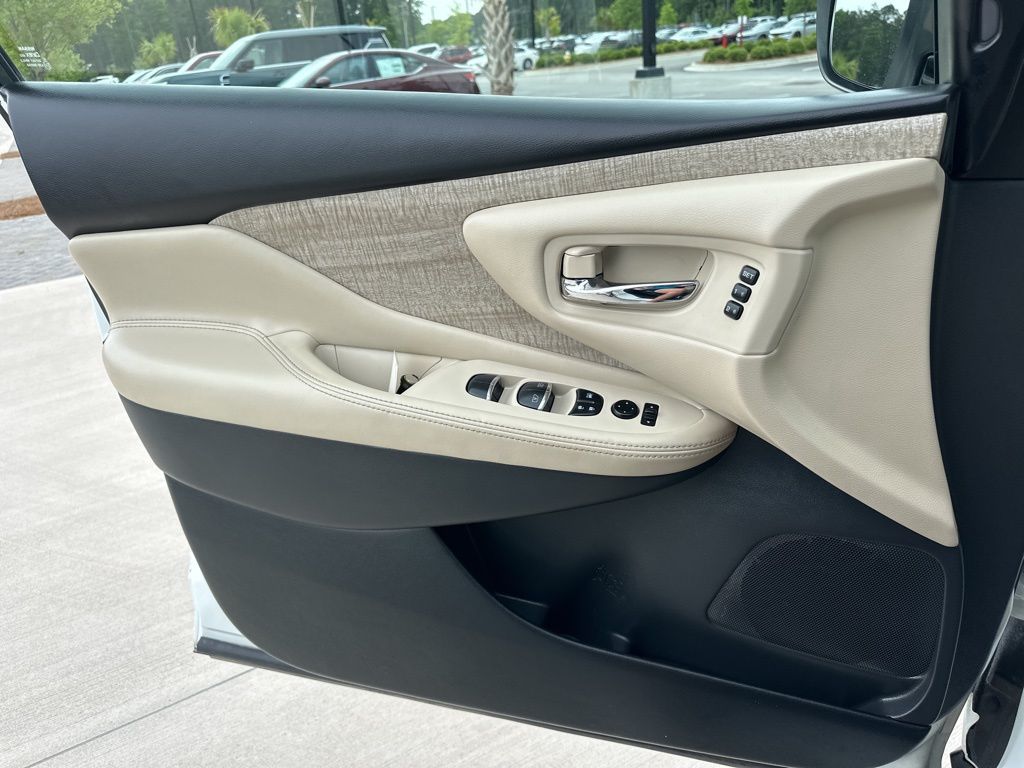 2023 Pearl White Tricoat Nissan Murano SL FWD SUV