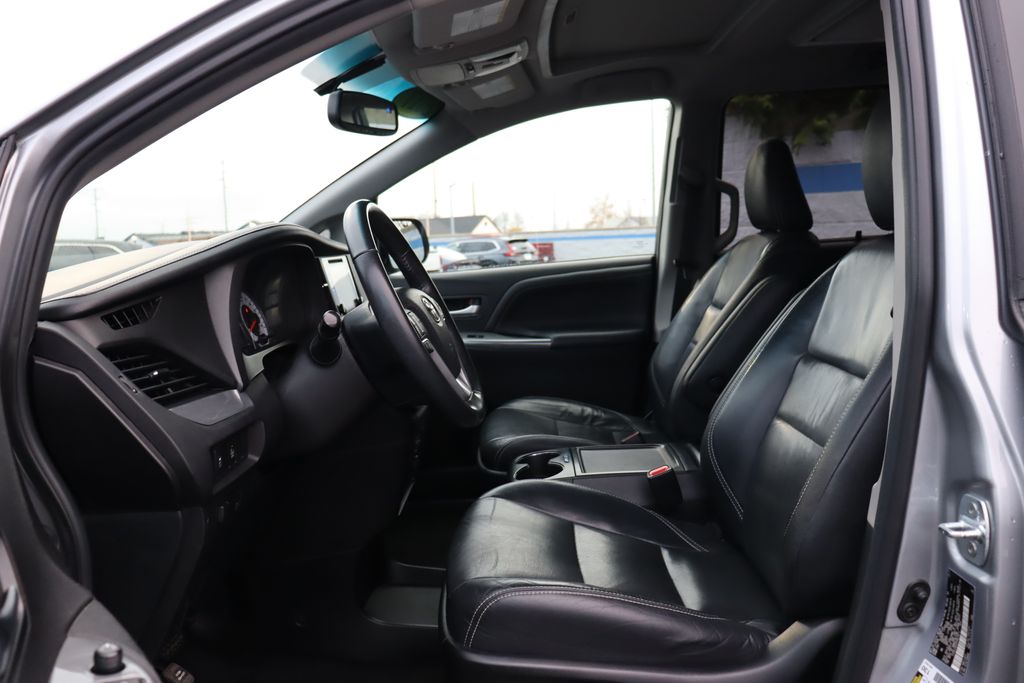 2017 Toyota Sienna SE 29