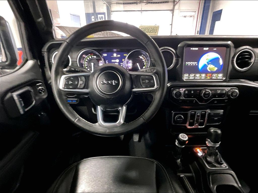 2023 Jeep Wrangler — photo 17