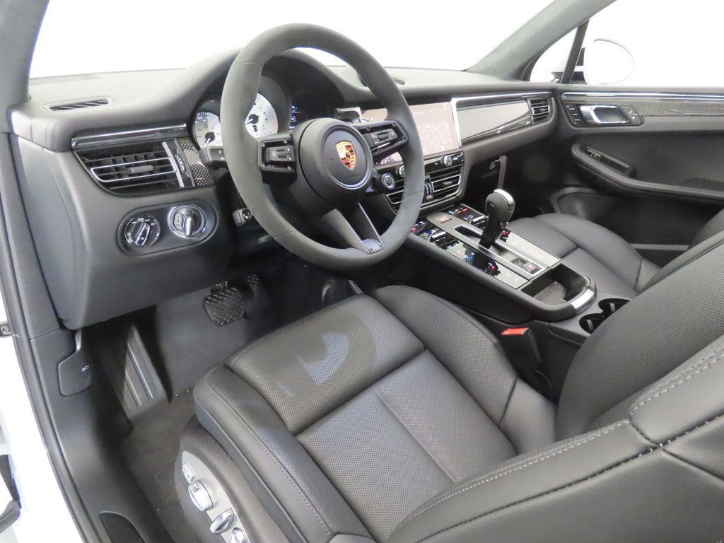 Thumbnail: 2026 Porsche Macan - 4