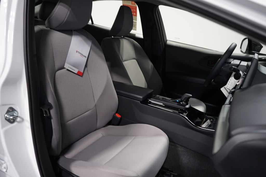 2025 Toyota Prius LE 26