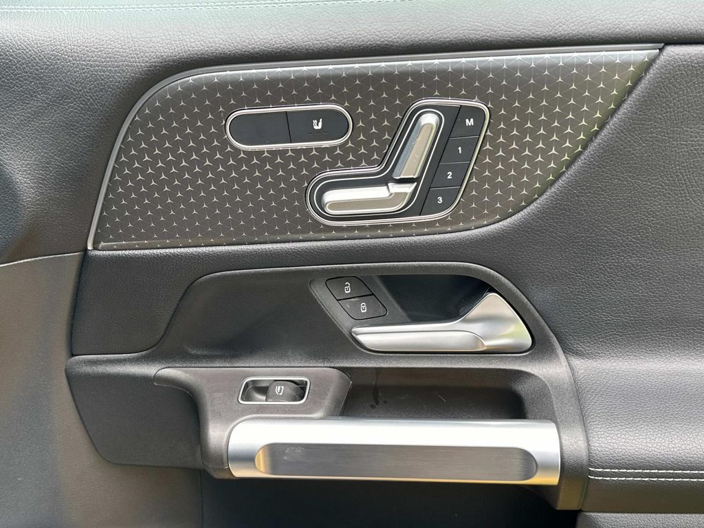 Thumbnail: 2024 Mercedes-Benz GLB - 18