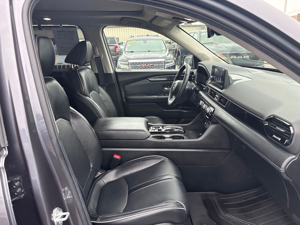 Used 2025 Honda Pilot SUV