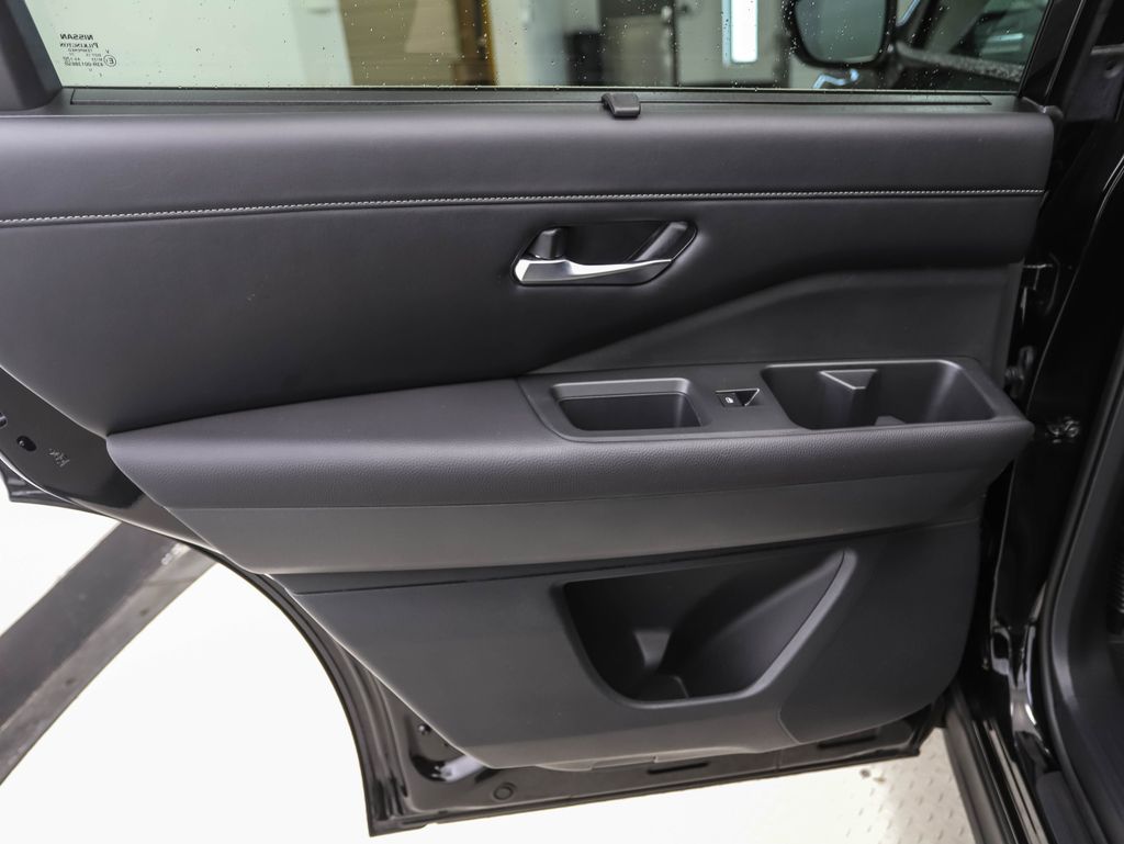 2024 Nissan Pathfinder SL 18