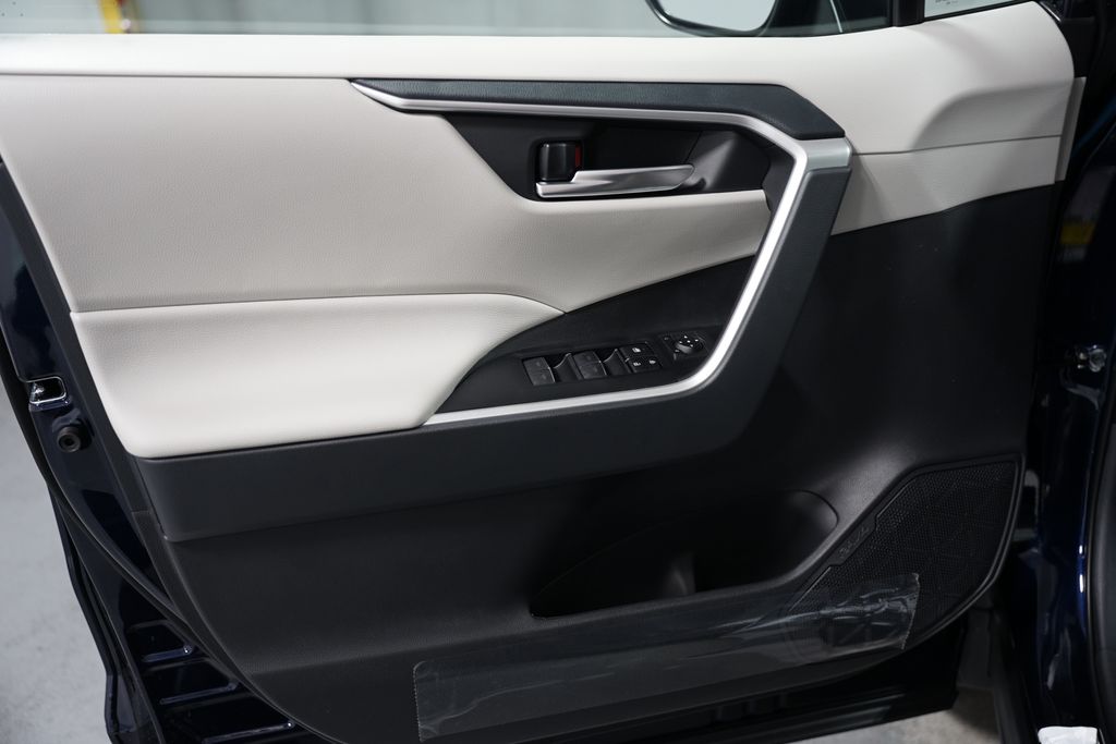 2025 Toyota RAV4 XLE 30