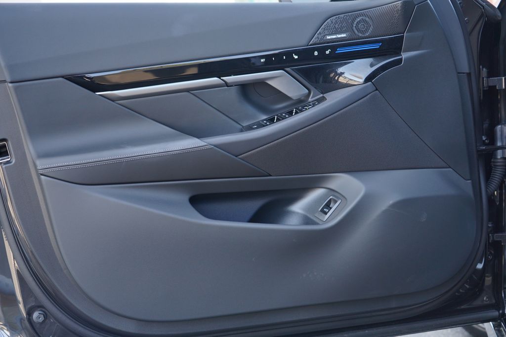 Thumbnail: 2026 BMW 5 Series - 9
