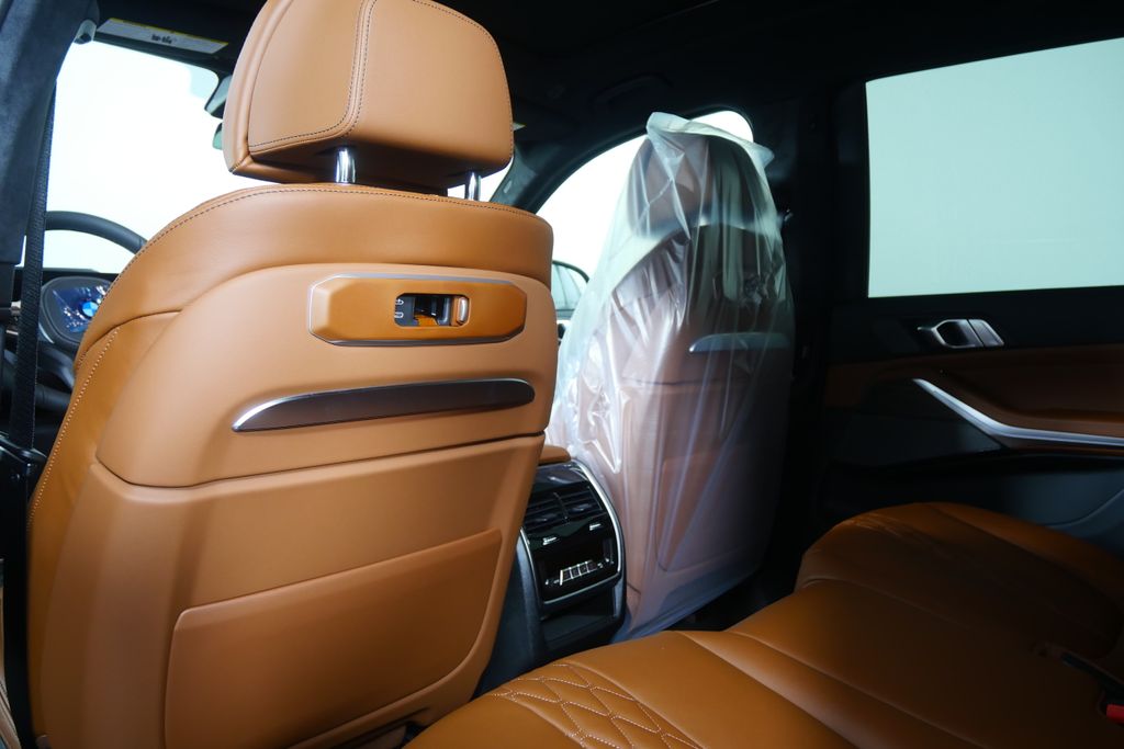 Thumbnail: 2026 BMW X7 - 16