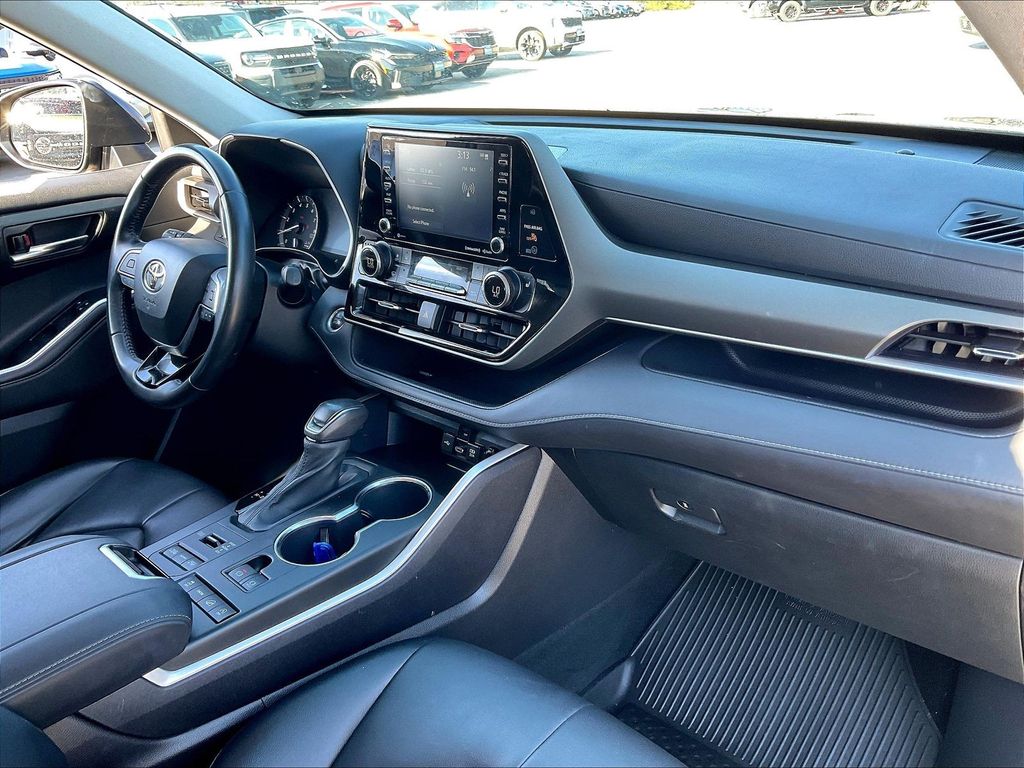 2021 Toyota Highlander — photo 13