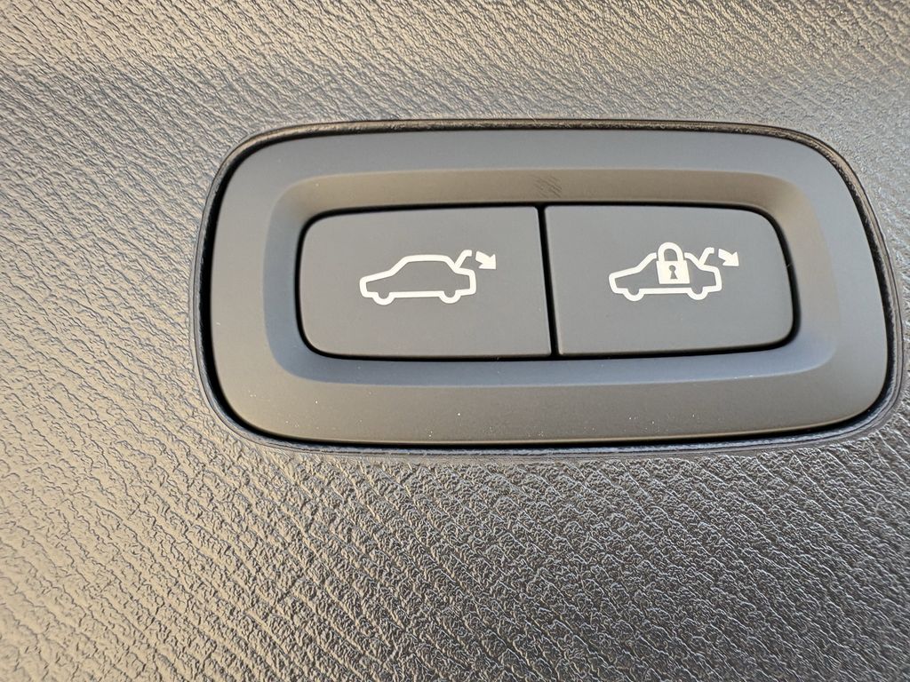 New 2026 Vapour Grey Volvo B6 Plus 7-Seater image 30