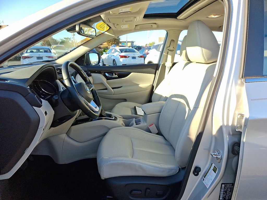 Thumbnail: 2021 Nissan Rogue Sport - 14