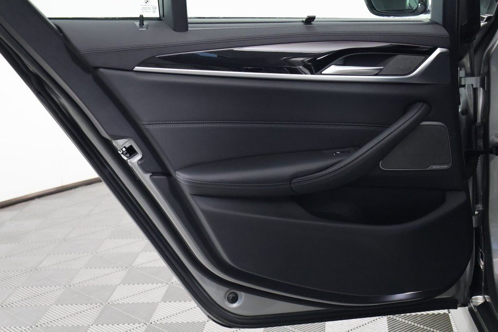 Thumbnail: 2022 BMW M5 - 13