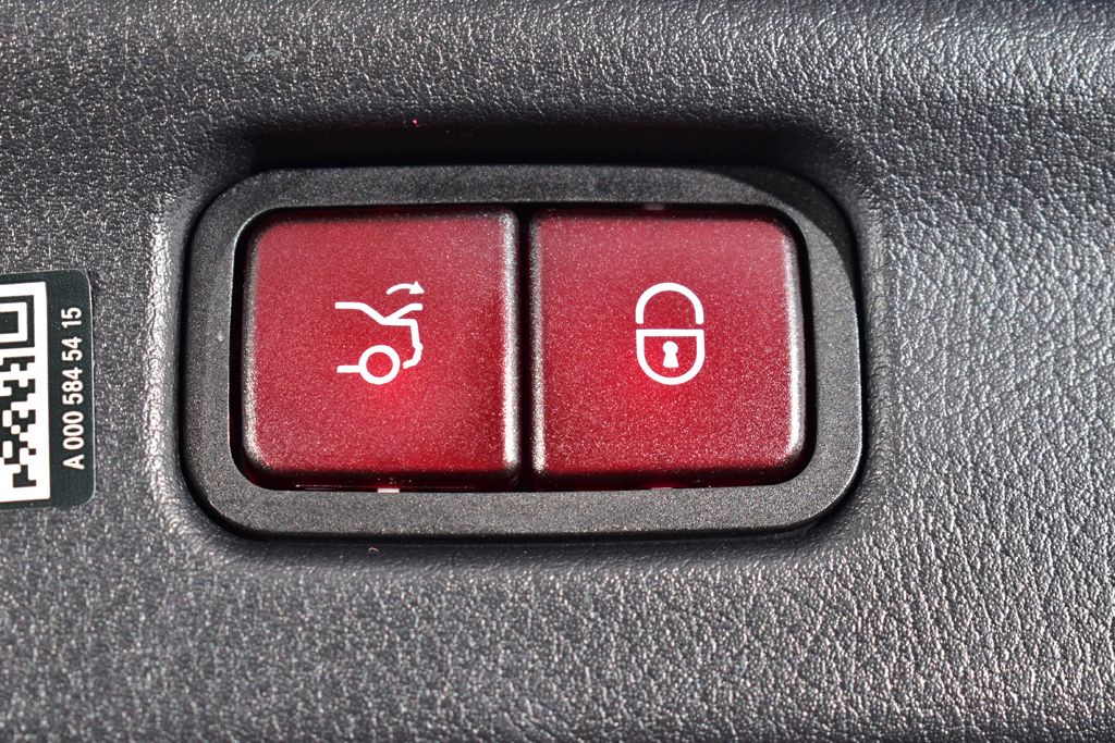 Thumbnail: 2025 Mercedes-Benz C-Class - 7